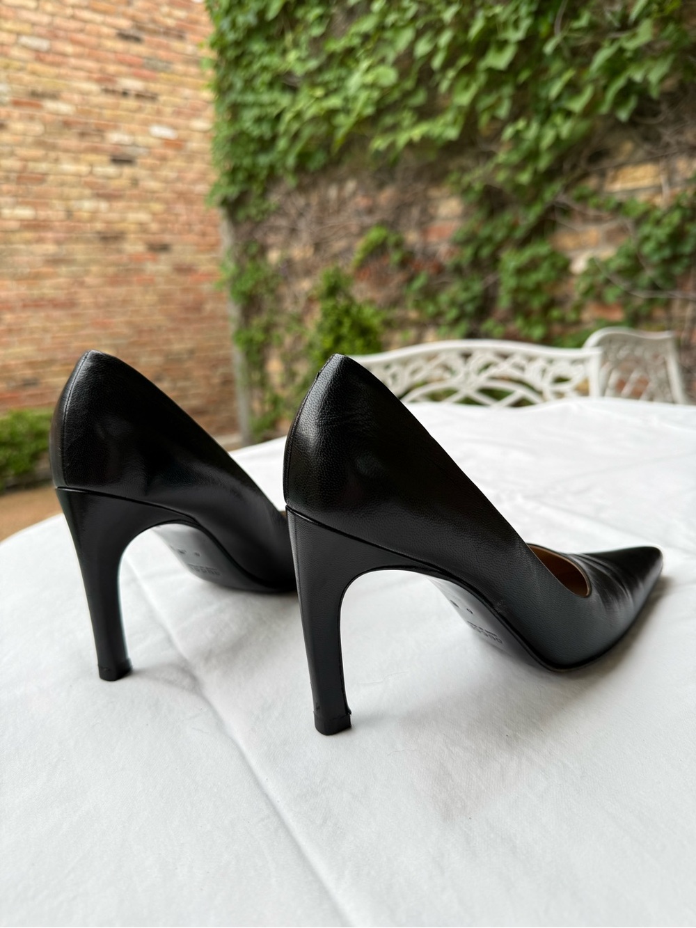Gucci Black Leather Pointed-Toe Pumps - Picture 2 of 7